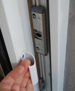 Установка защелки на пластиковую балконную дверь